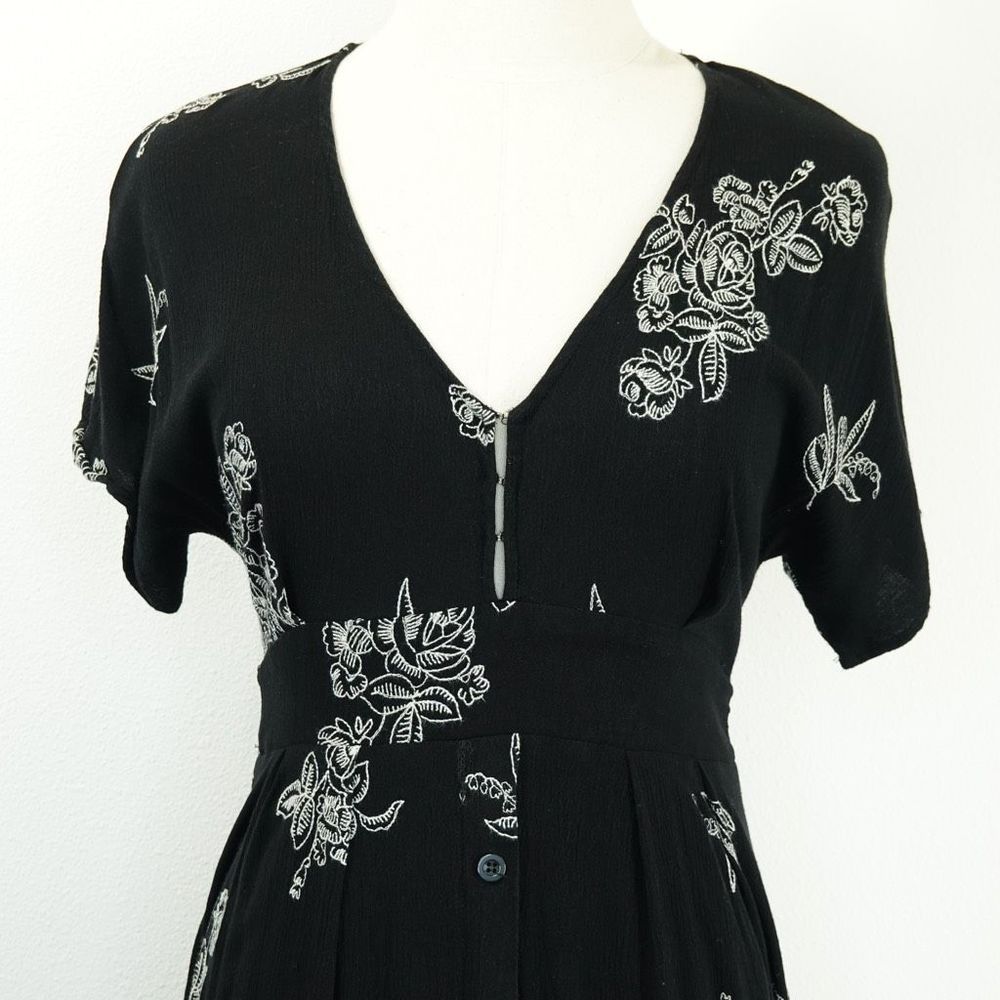 Mod Ref Meredith Floral Embroidered Dress Black and White Size S - Picture 2 of 16